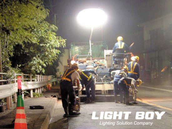 Globo de iluminacin Light Boy sobre extendedora de asfalto