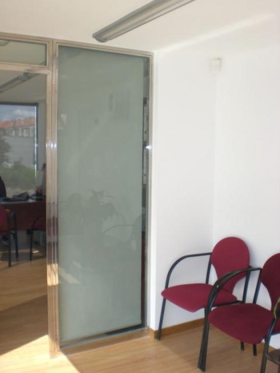 Caseta oficina de ventas de diseo en Santiago de Compostela (interior)