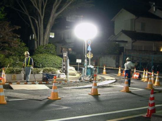 Globo Light Boy iluminando trabajo nocturno en va pblica
