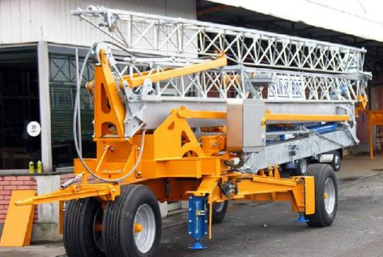 Grua automontante SAN MARCO plegada