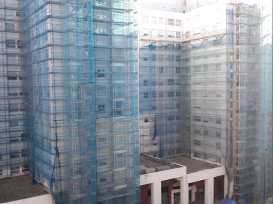 Andamio en fachada de edificio