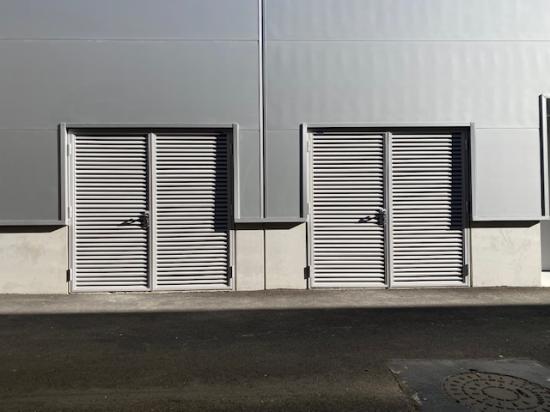 Puerta multiusos con lamas de ventilacin en IFEVI